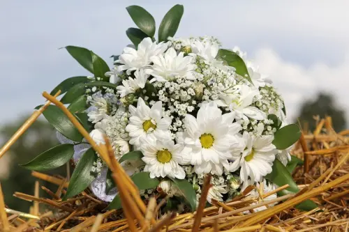 Come realizzare un bouquet da sposa di fiori finti