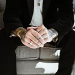 L'anello di fidanzamento per l'uomo? Rigorosamente d'acciaio!