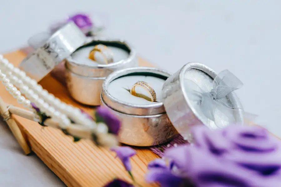 Anello Eternity: scopriamo questo simbolo di amore e passione