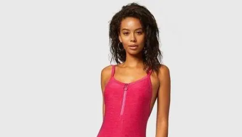 Feste e falò in spiaggia: costume intero per non avere problemi