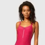 Feste e falò in spiaggia: costume intero per non avere problemi