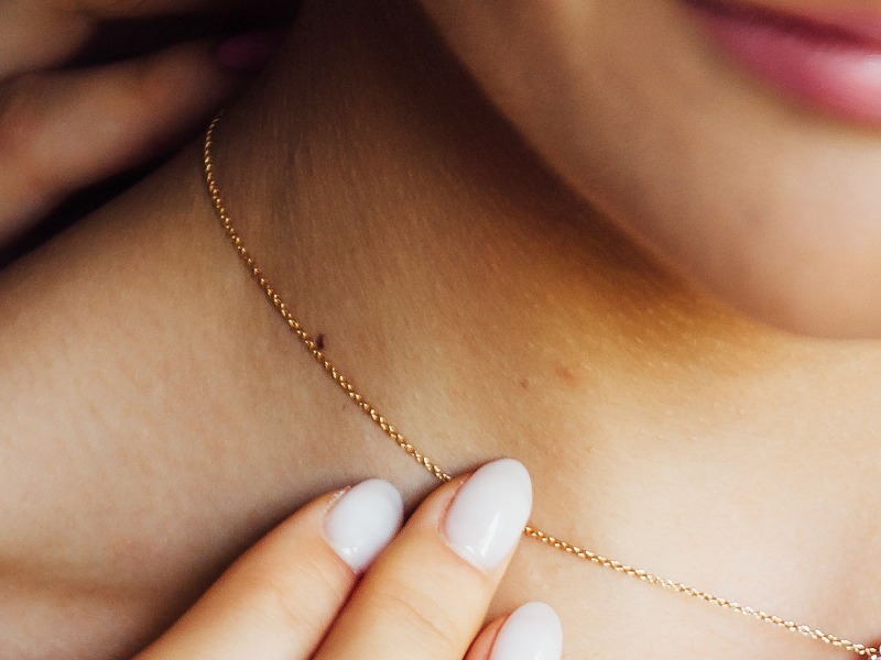 Una collana con croce per una persona speciale